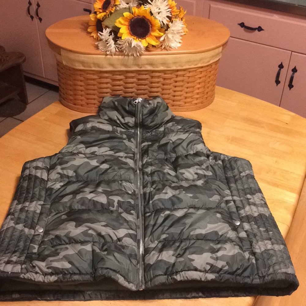 💚 OLD NAVY CAMO VEST 💚